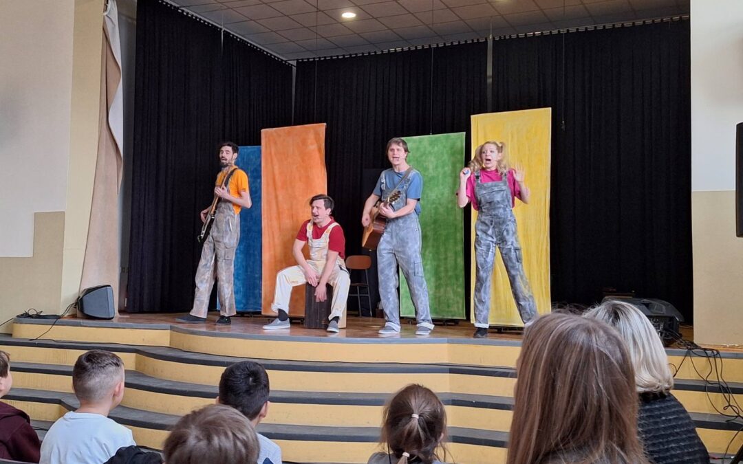 Učenici razredne nastave uživali u veseloj i poučnoj kazališnoj predstavi Umišljena mišica