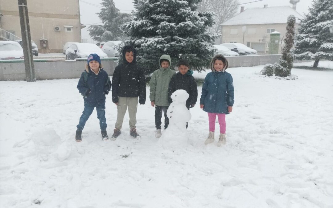 Snjegović u dvorištu OŠ Domašinec