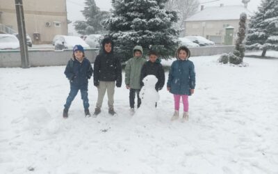 Snjegović u dvorištu OŠ Domašinec