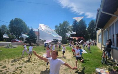 ŠARENI ZMAJEVI ISPUNILI NEBO IZNAD OSNOVNE ŠKOLE DOMAŠINEC