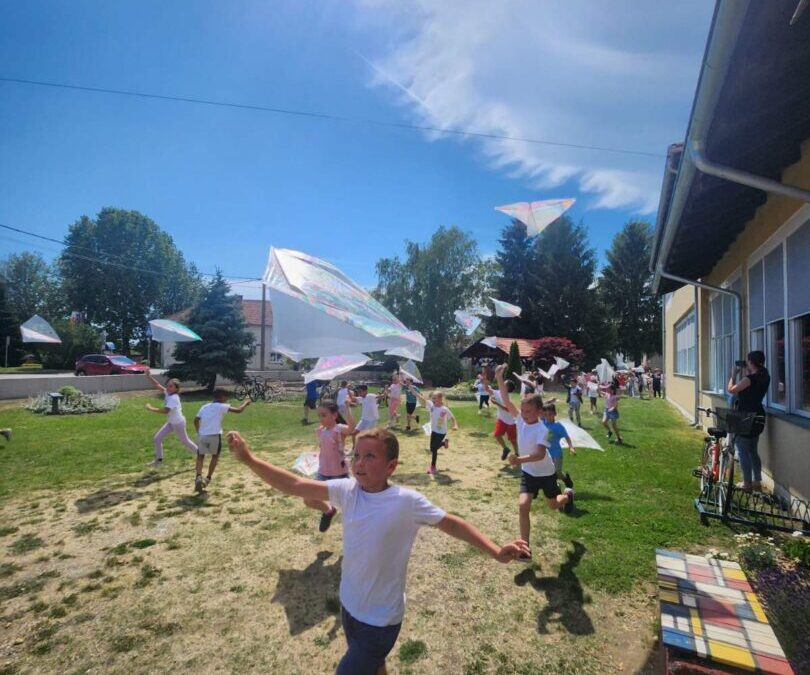 ŠARENI ZMAJEVI ISPUNILI NEBO IZNAD OSNOVNE ŠKOLE DOMAŠINEC